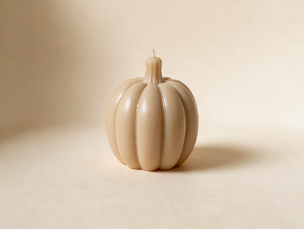 Kürbiskerze Avela aus Rapswachs – Cozy Candles